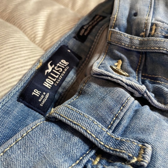 HOLLISTER // DISTRESSED HR SUPER SKINNY - Picture 8 of 10